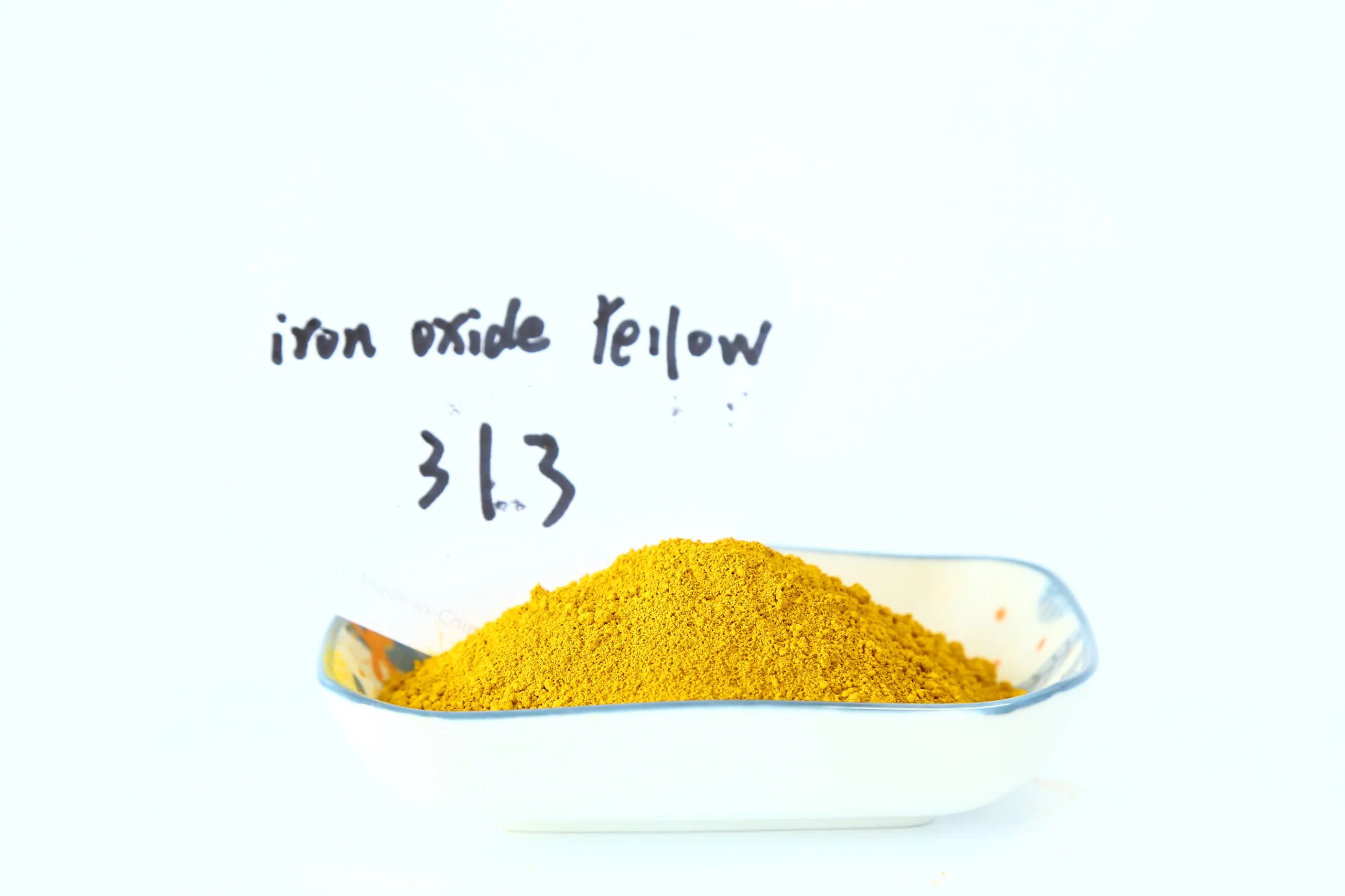 Makeup Using Cosmetic Iron Oxide Pigment Yellow Colorant